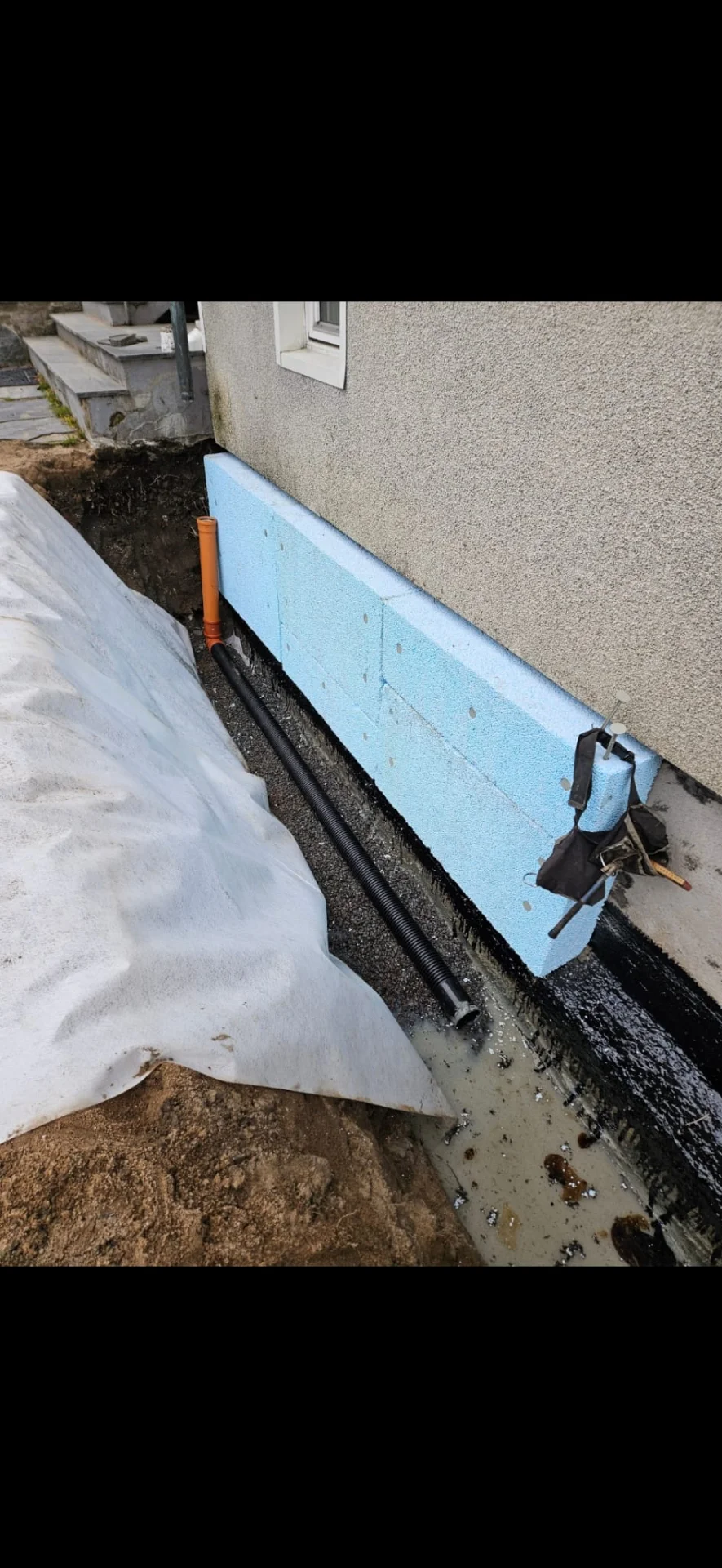 Professionellt dräneringsarbete i Mölndal - Mölnlycke Bygg och Mark gräver husgrund för dränering